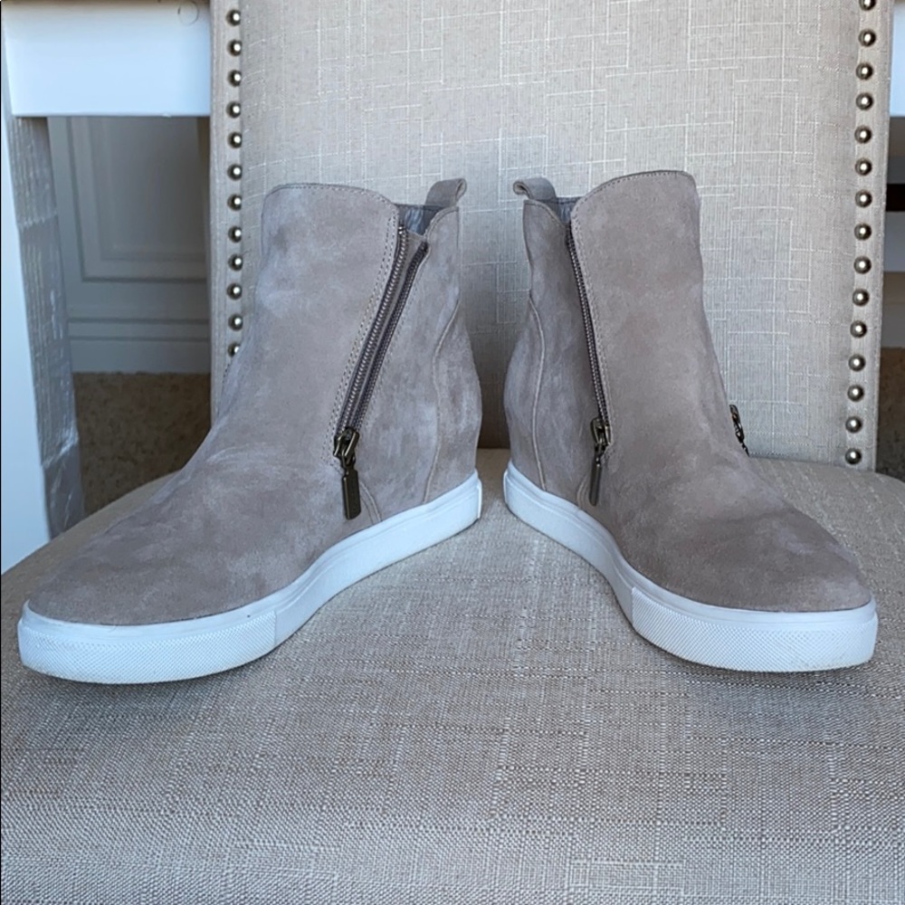 Gray waterproof suede sneaker